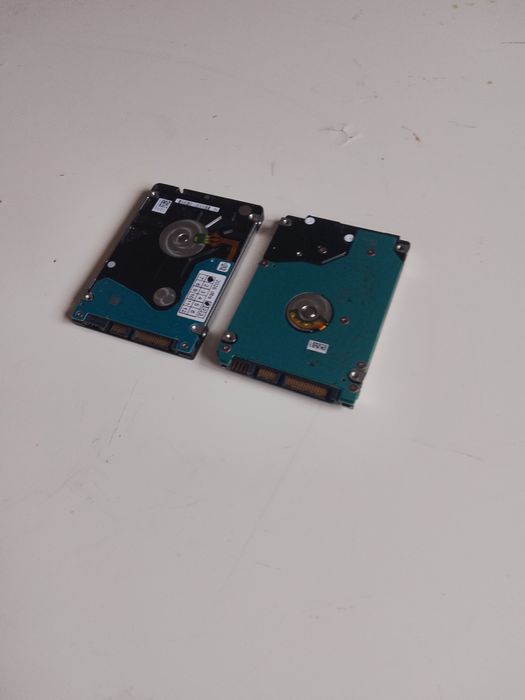 Vând două HDD-uri perfect funcționale cu Windows 10 intalat