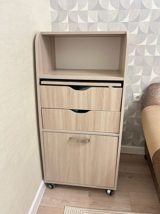 Удобная тумба с ящиками и полкой для дома