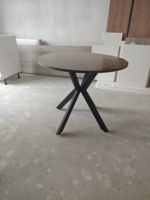 Masa rotunda nuc închis