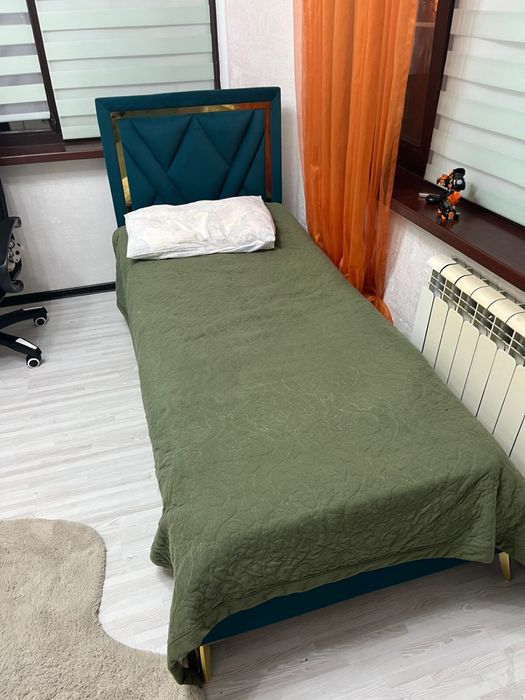 Кровать 90 на 200 с матрасом продам