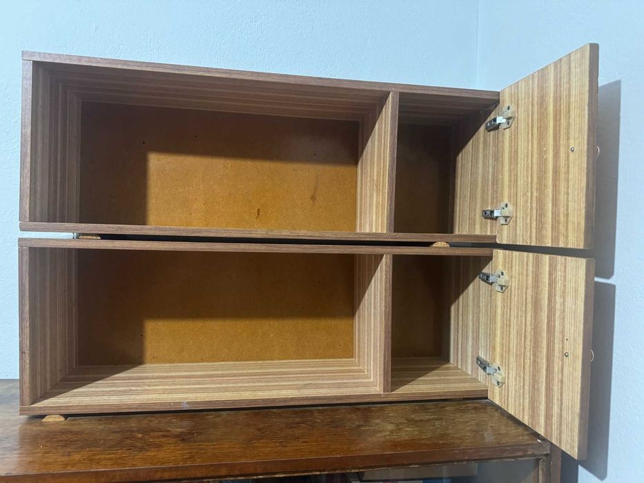 Удобные навесные полки.