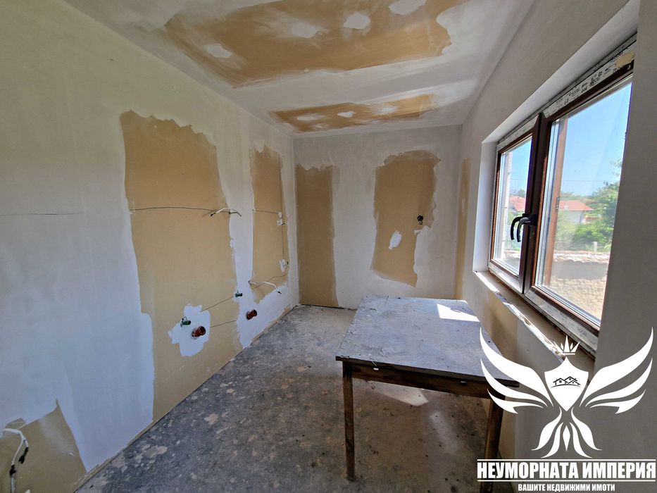 Двуетажна къща 160РЗП с голям двор 1250кв. двор в село Избеглии