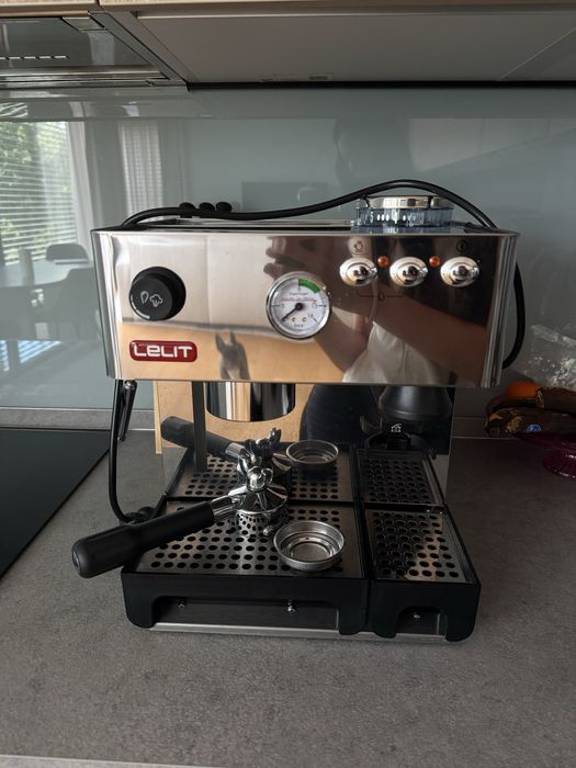 Espressor manual cu manometru si rasnita LELIT