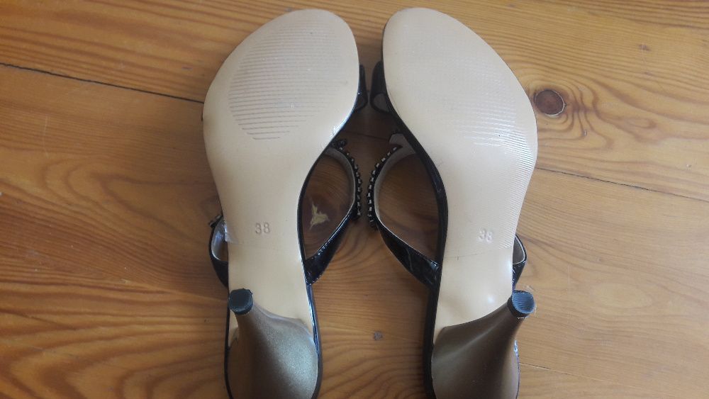 Босоножки кожаные