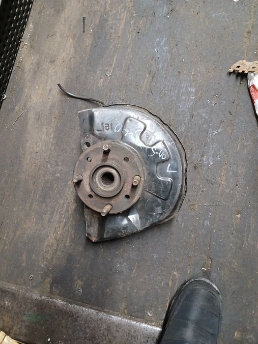 Передняя ступица Вольво S40 левая