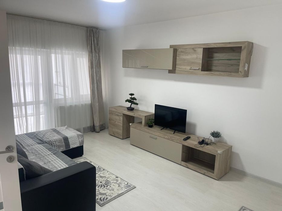 Închiriez apartament central zona 0 compus din 3 cameri 2 bai 3 terase et 4 din 8 .