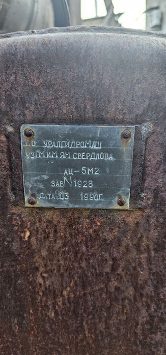 Продаётся цистерна объёмом 2 м³ (2000 литров).