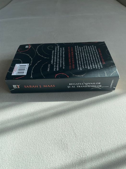 Regatul spinilor si al trandafirilor, paperback

Carte