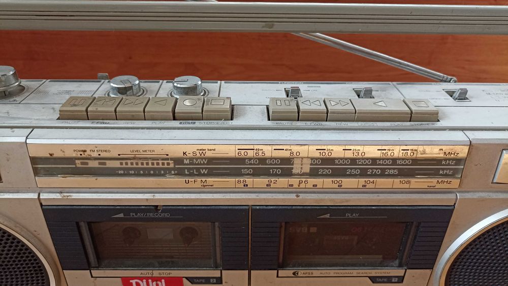Продавам ретро радиокасетофон Sharp GF-450