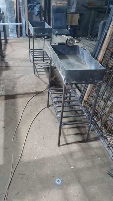 Продам мангал. Столик и печку.
