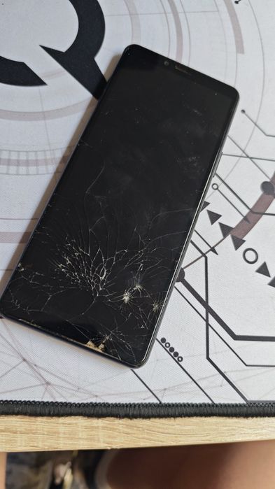 PACHET: Vând Huawei P20 (ecran crăpat,funcțional)+Sony Xperia  10 II(pentru piese;nu pornește)