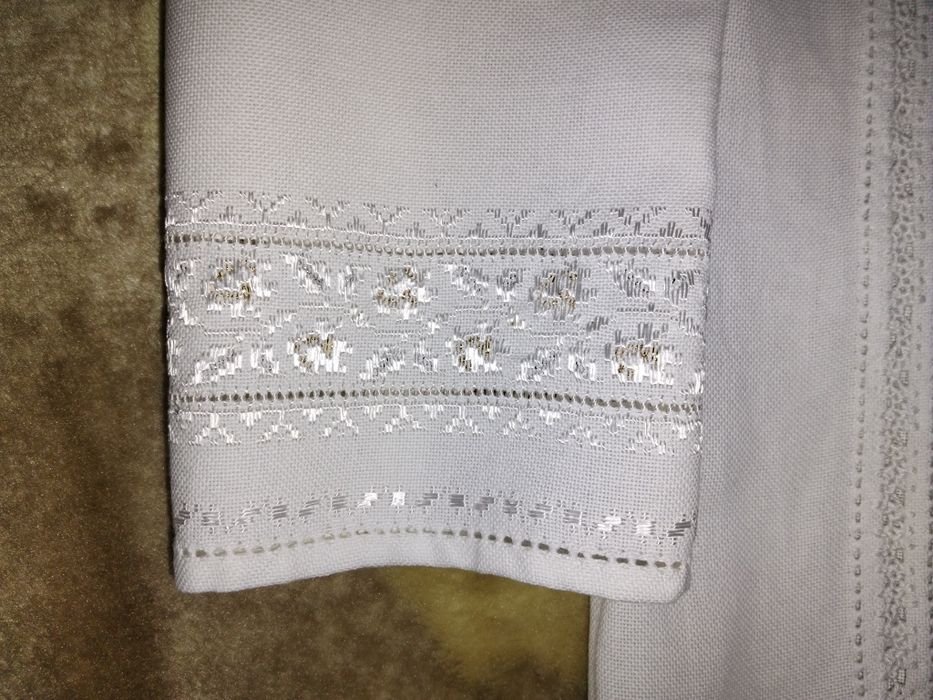 Vând cămașă cusută manual