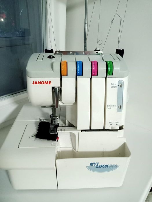 Оверлок фирмы Janome