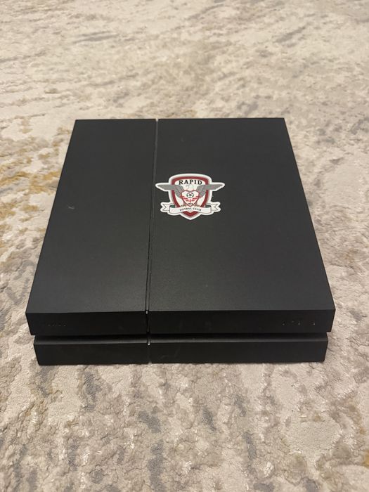 Vând PlayStation 4