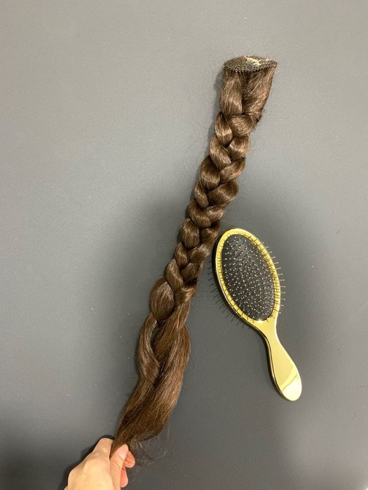 Yangi, bo‘yalmagan bolalar sochini sotaman. 50 sm, 90 g.