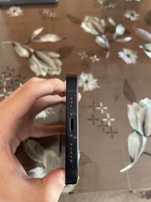 Продавам Iphone 12 64gb