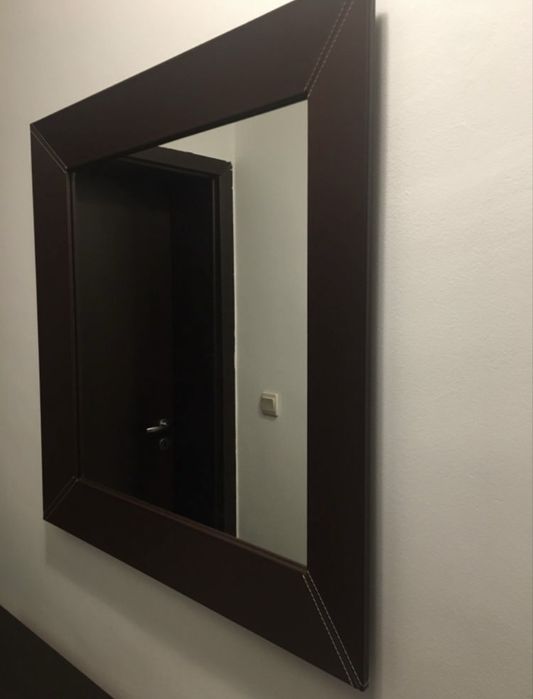 Огледало с кожена рамка