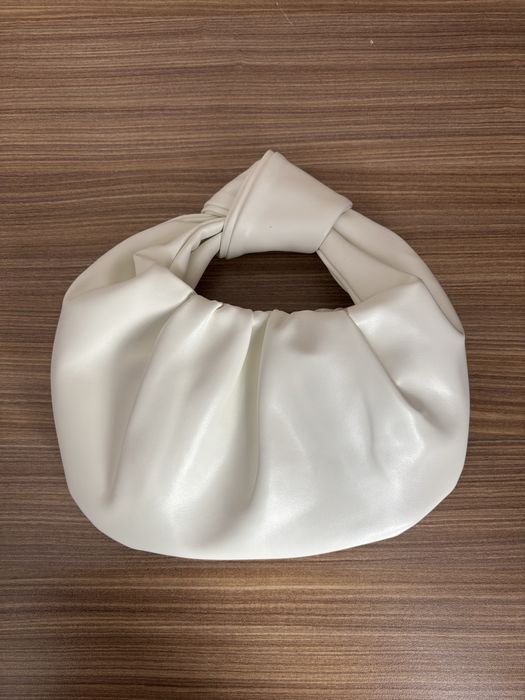 Бяла кожена чанта