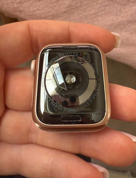 Iwatch Series 5 40 mm с подарък Безжична зарядна станция 3 в 1