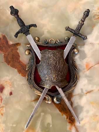 Panoplie cu tematică heraldică și militară.