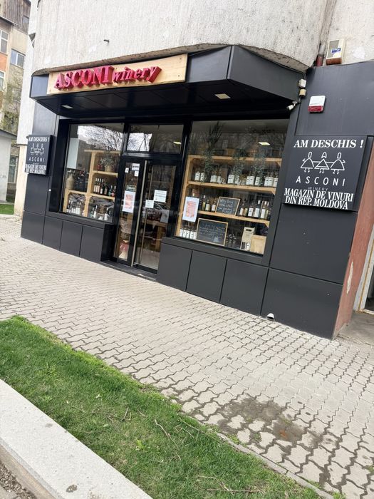 Inchiriez spatiu comercial !!!La strada !!! 50mp , dodat cu aer conditionat si centrala , baie ,