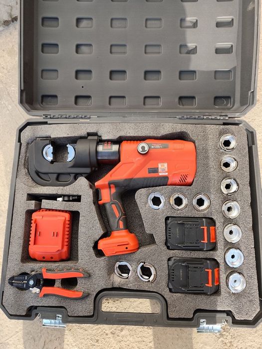 Bu simlarni siqish uchun akkumulyatorli gidravlik press