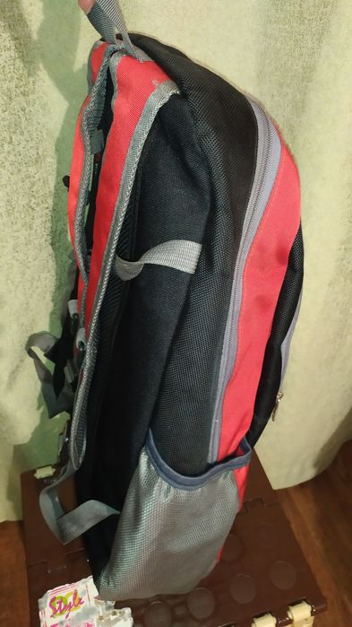 Продам красный рюкзак.
