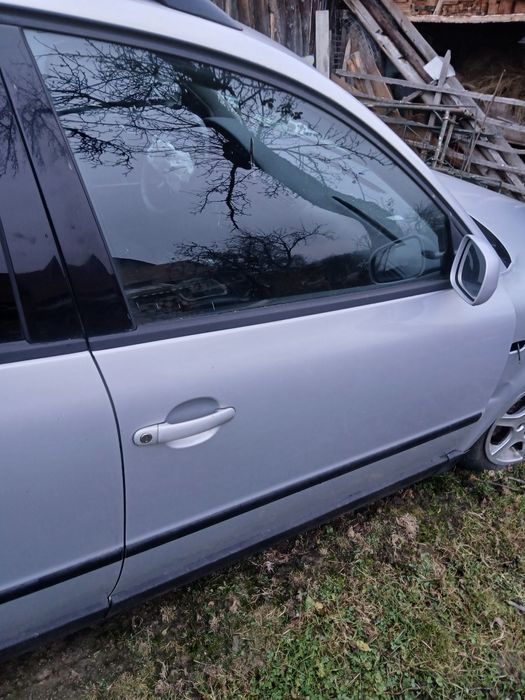 Vând uși stânga/dreapta passat b5