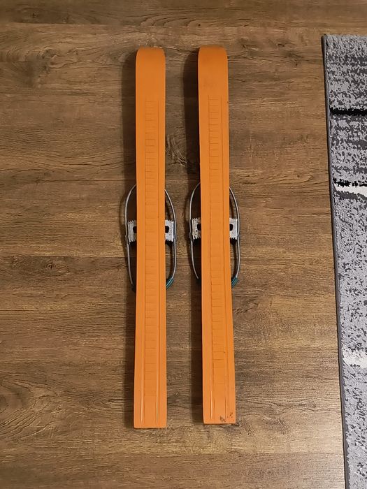 Детски ретро ски, произведени в Германия- 30 евро 
Дължина - 87 см
Бур