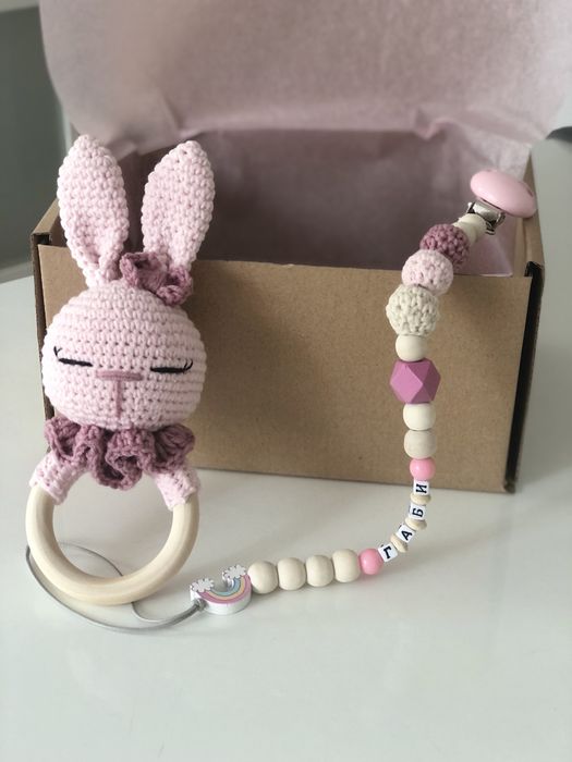 Ръчно плетени дрънкалки, клипс за биберон, зайки