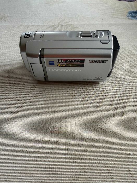 Sony Handycam DCR-SX30 – cameră video + card de memorie 4 gb
