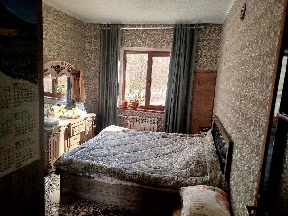 Срочна Чирчиг шахрида 3 хонали квартира сотилади 2 етаж 2 микрайон да