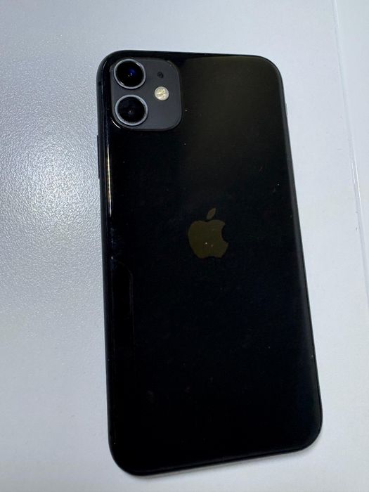 IPhone 11 este folosit si se află într-o stare bună.