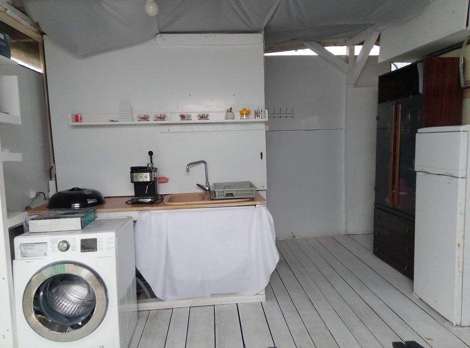 Продавам обз. каравана с веранда до плаж в Кариани. 8000 евро.