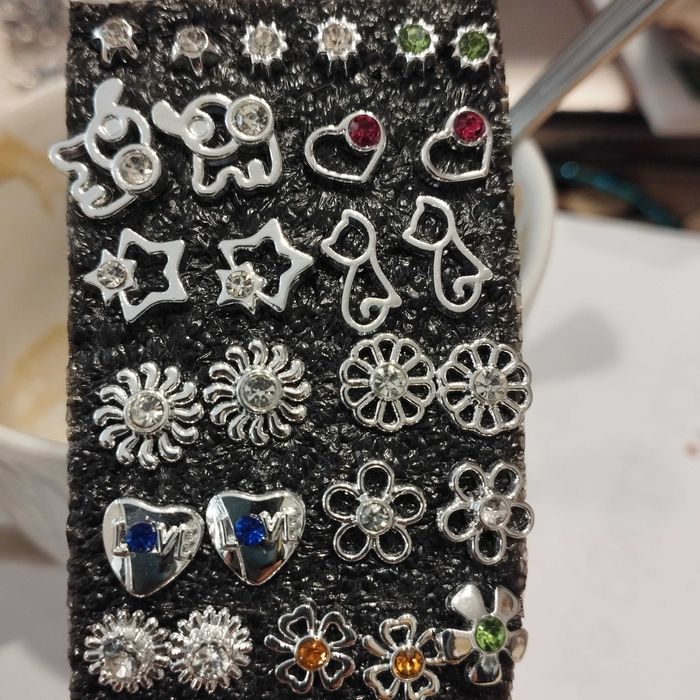 Сребристи обеци, обици с камъни , висящи,обеци на силиконов щифт