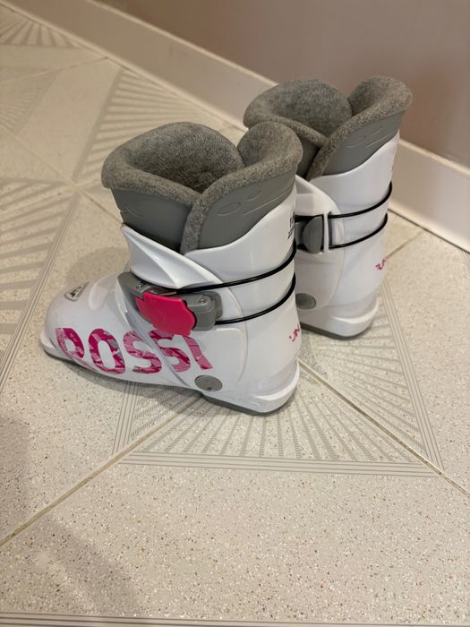 Детски ски, ски обувки и каска