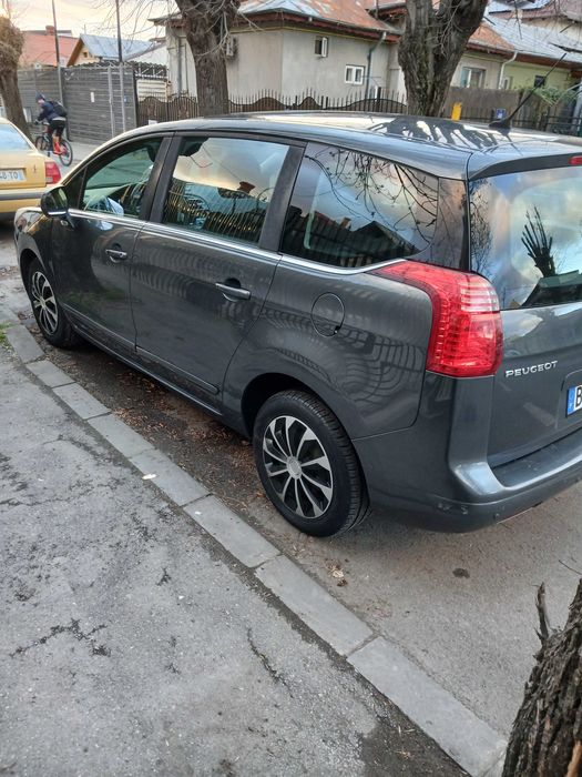 Vând Peugeot 5008