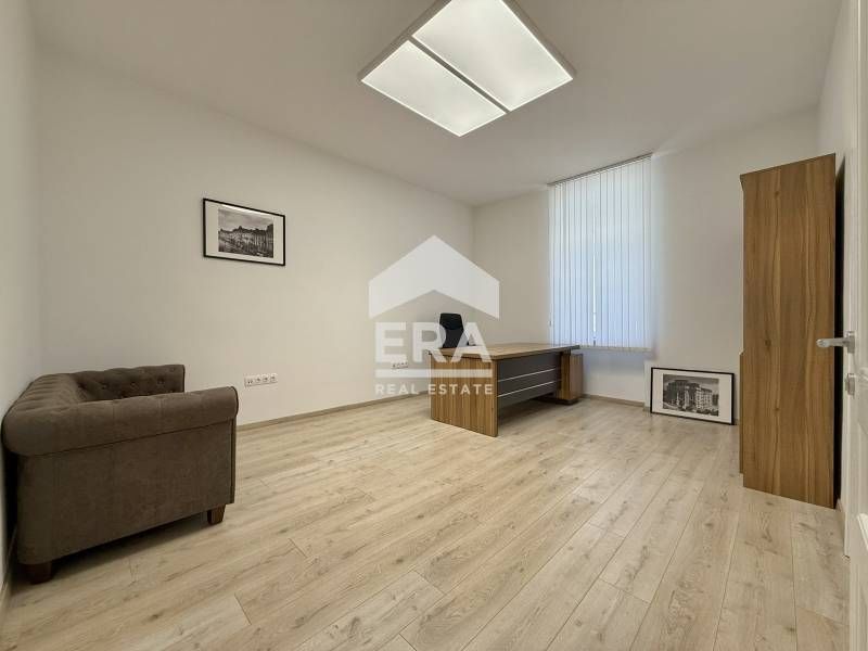 Модерно обзаведен офис под наем в представителна сграда Паметник на ку