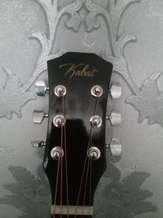 Gitara sotiladi aybi yuq narxini kelishamiz