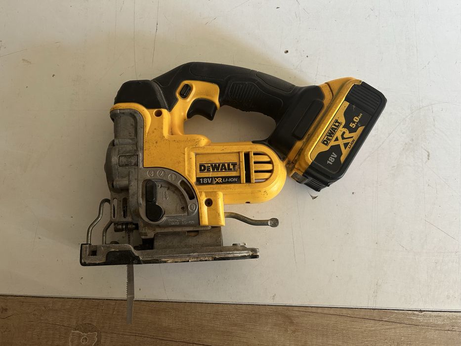 Fierastrau pendular dewalt cu baterie de 5mAh si incarcator