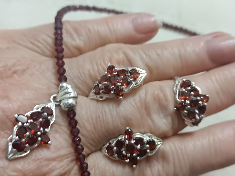 продам  серебряный 925° комплект с гранатами