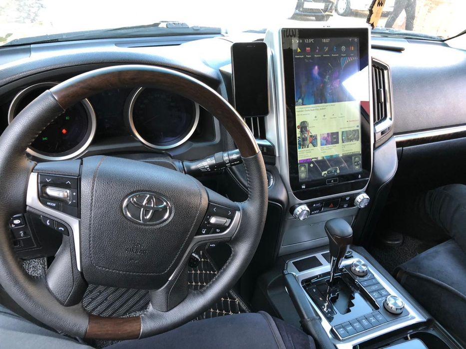 Салон Toyota Land Cruiser 200