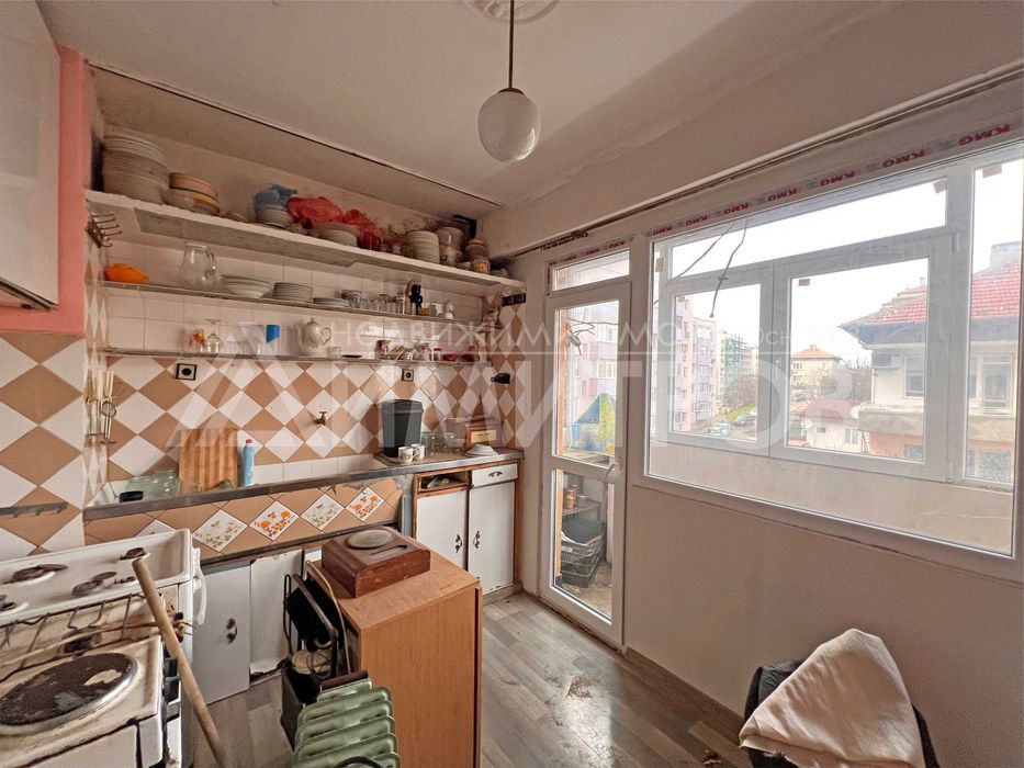 Продава тристаен апартамент 77 кв.м. в саниран блок в гр. Нови пазар.