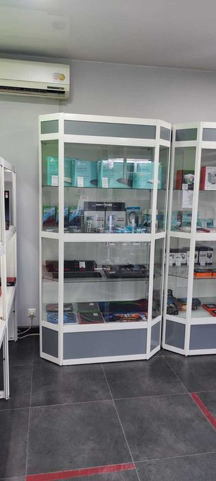 Продам витрины и столы б/у