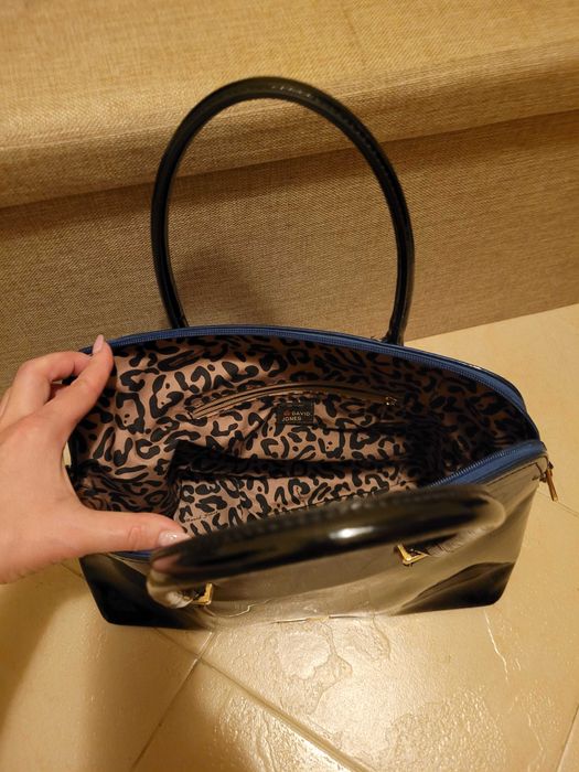 Дамска лачена чанта