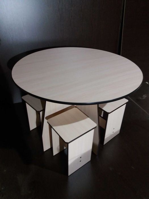 Кухонный стол и 4 стула.