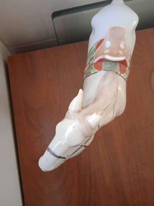 Много стара порцеланова статуетка кон