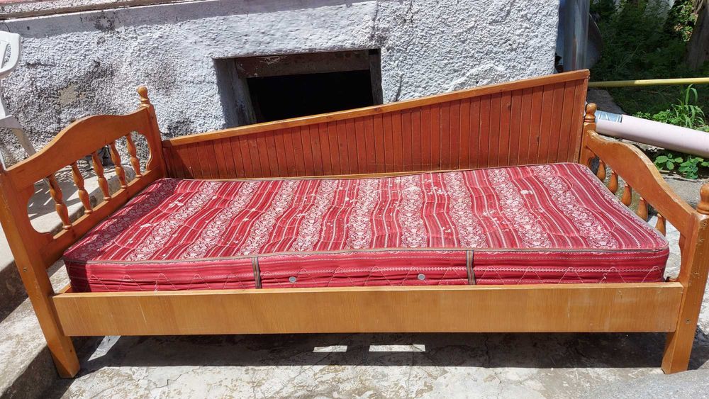 Pat aspect rustic cu saltea pentru 1 persoana.Patul este la TURDA.