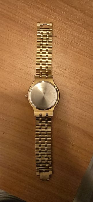 Acesta este un ceas Astron cuarț în tonuri de aur, cu un cadran albast