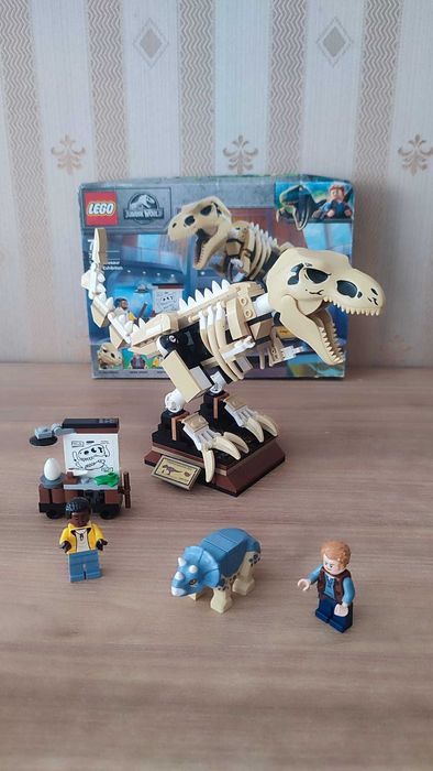 LEGO Jurassic World - Expozitia fosilei dinozaurului T. rex 76940